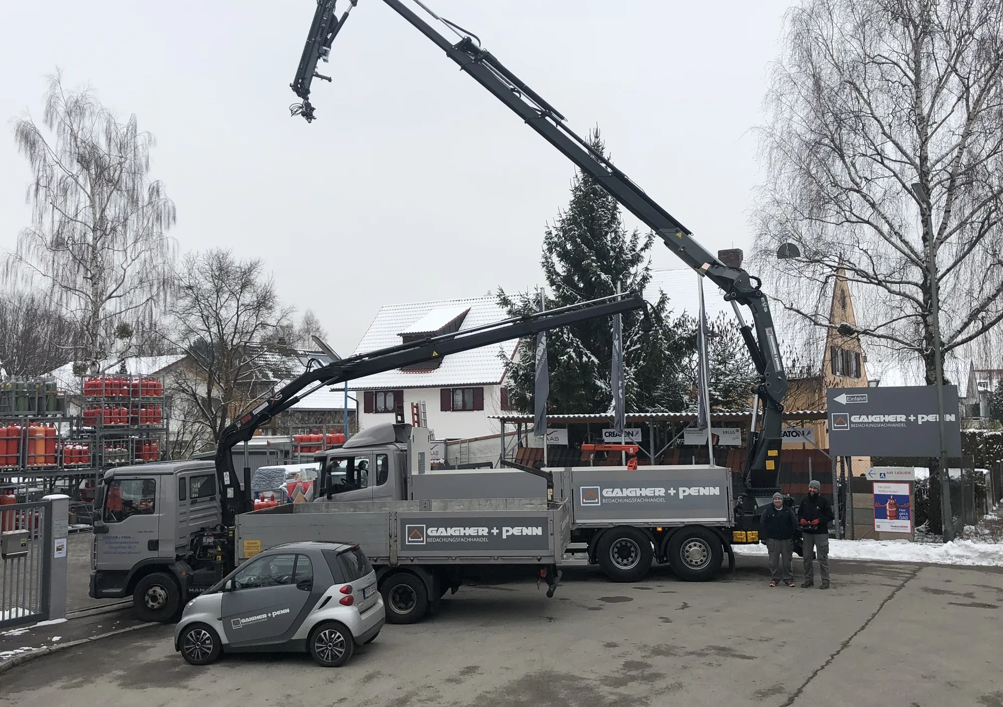 Kranwagen von Gaigher + Penn mit ausgefahrenem Hochkran auf dem Firmenhof in Moosach